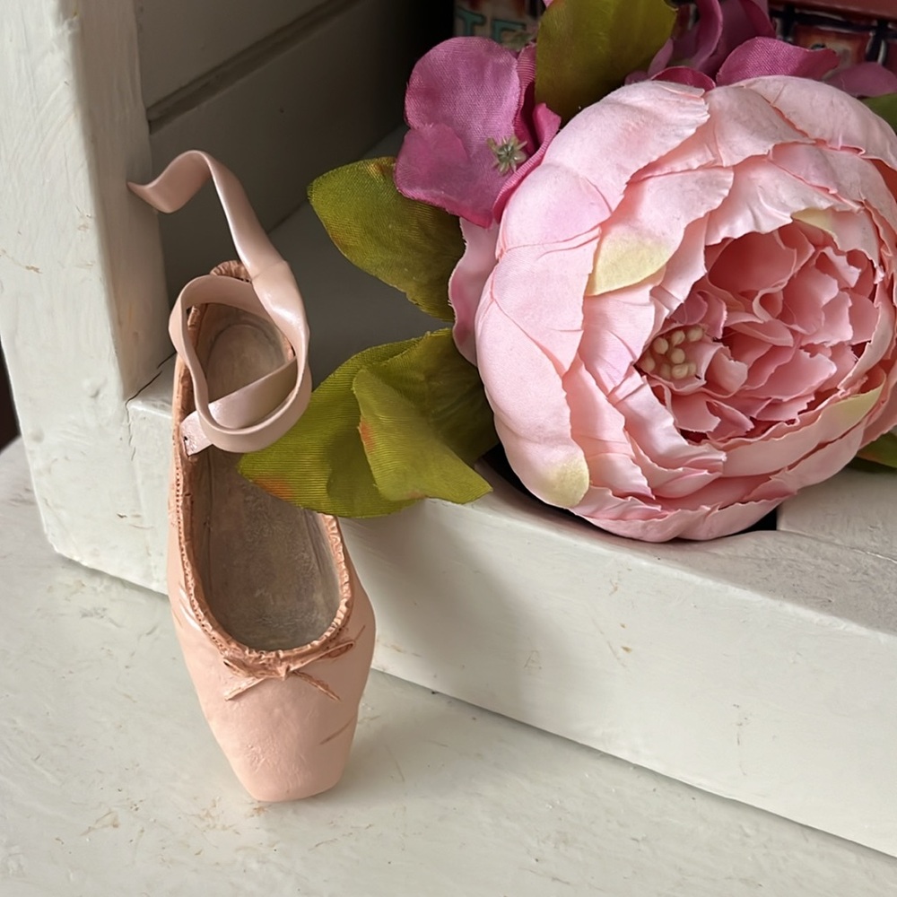 Just The Right Shoe Ballet SLIPPER En Pointe Collectible Art